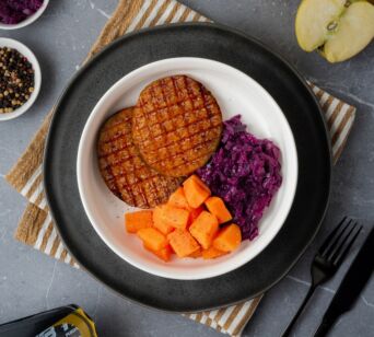 Zoete aardappel stukjes - Kipburger - Rode kool met appel (met kruiden)